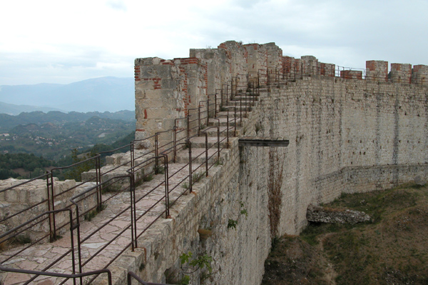 Il cammino di ronda sul muro di cinta della Rocca