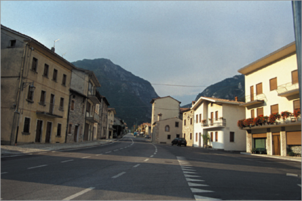Tovena: veduta del centro abitato e della strada per S.Boldo