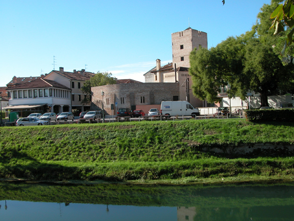 Ex carceri, dove sorgeva il castello, viste dal fiume Monticano