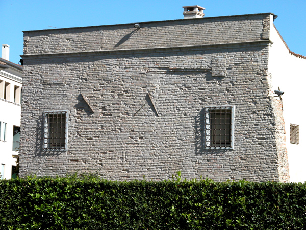 Particolare delle mura presso l'antica scuola dei Battuti