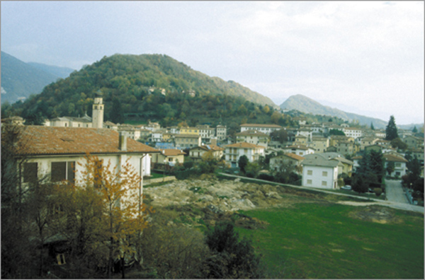 Tarzo: veduta del centro abitato dalla Chiesetta Alpina di San Pietro (secolo XV)