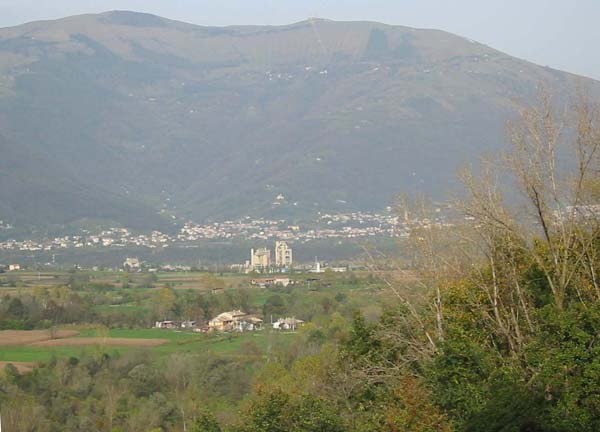 Castelli di Monfumo: la vallata di Pederobba, sullo sfondo il monte Cesen